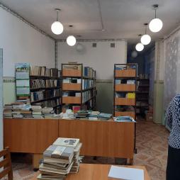 На третьем этаже школы находится школьная библиотека. Здесь обучающиеся получают учебники, здесь можно взять почитать любую художественную книжку.
Библиотека расположена в двух больших комнатах. В первой несколько столов со стульями — за ними можно почитать нужную книжку именно здесь, в библиотеке. Вдоль стен стоят стеллажи, на которых расположена справочная литература: двуязычные и тематические словари, энциклопедии из разных областей науки, а также учебники для всех классов из всех предметов. Эти книжки можно взять самому, почитать здесь, в читальном зале
