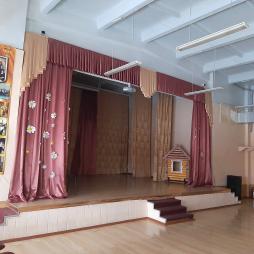 Это центральное место в школе, в котором проходят массовые мероприятия, сводные уроки и экзамены, оцениваются результаты творческой деятельности, как отдельных учащихся, так и целых коллективов, проходят школьные концерты, выпускные вечера и многие другие мероприятия. 