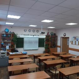 Оснащение кабинета географии должно осуществляться исходя из дидактических и эргономических требований, предъявляемых к учебным кабинетам, а именно:
- соответствие специфике данного предмета;
- полнота комплекта оборудования;
- соответствие эстетическим требованиям;
- простота в использовании;
- соответствие требованиям школьной гигиены и техники безопасности;