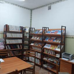 Библиотека оснащена компьютером и выходом в интернет. 
Вторая комната — это книгохранилище. Здесь вдоль стен комнаты расположенные высокие металлические стеллажи с книжками. Стеллажи имеют несколько этажей, почти достигают потолка. Чтобы достать книжку из верхнего этажа, библиотекарь пользуется переносной стремянкой. Книжки систематизированы по алфавиту и тематически, поэтому найти нужную книжку можно очень быстро.