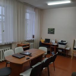 Кабинет разделен на 4 зоны:
зона для консультаций и релаксации;
зона для письменных, рисуночных коррекционных и психодиагностических занятий;
зона для подвижных, игровых коррекционных и релаксационных занятий;
рабочая зона психолога, зона для индивидуальных занятий на ПК (компьютерная диагностика, компьютерные развивающие занятия);
архивная зона.