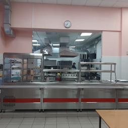 Необычайно приятна в нашей столовой атмосфера тепла и домашнего уюта. Персонал столовой всегда встречает детей доброжелательными улыбками и многих обучающихся знает по именам.